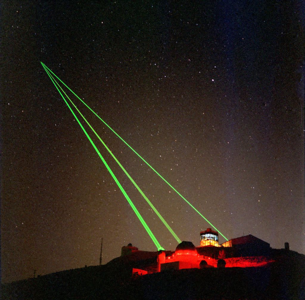 Starfire_Optical_Range_-_three_lasers_into_space.jpg