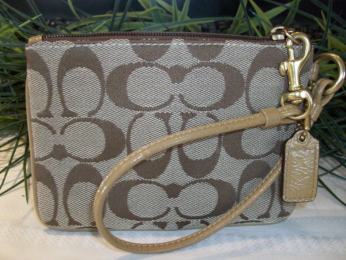 signature bleecker wristlet khaki gold back photo 100_1543.jpg