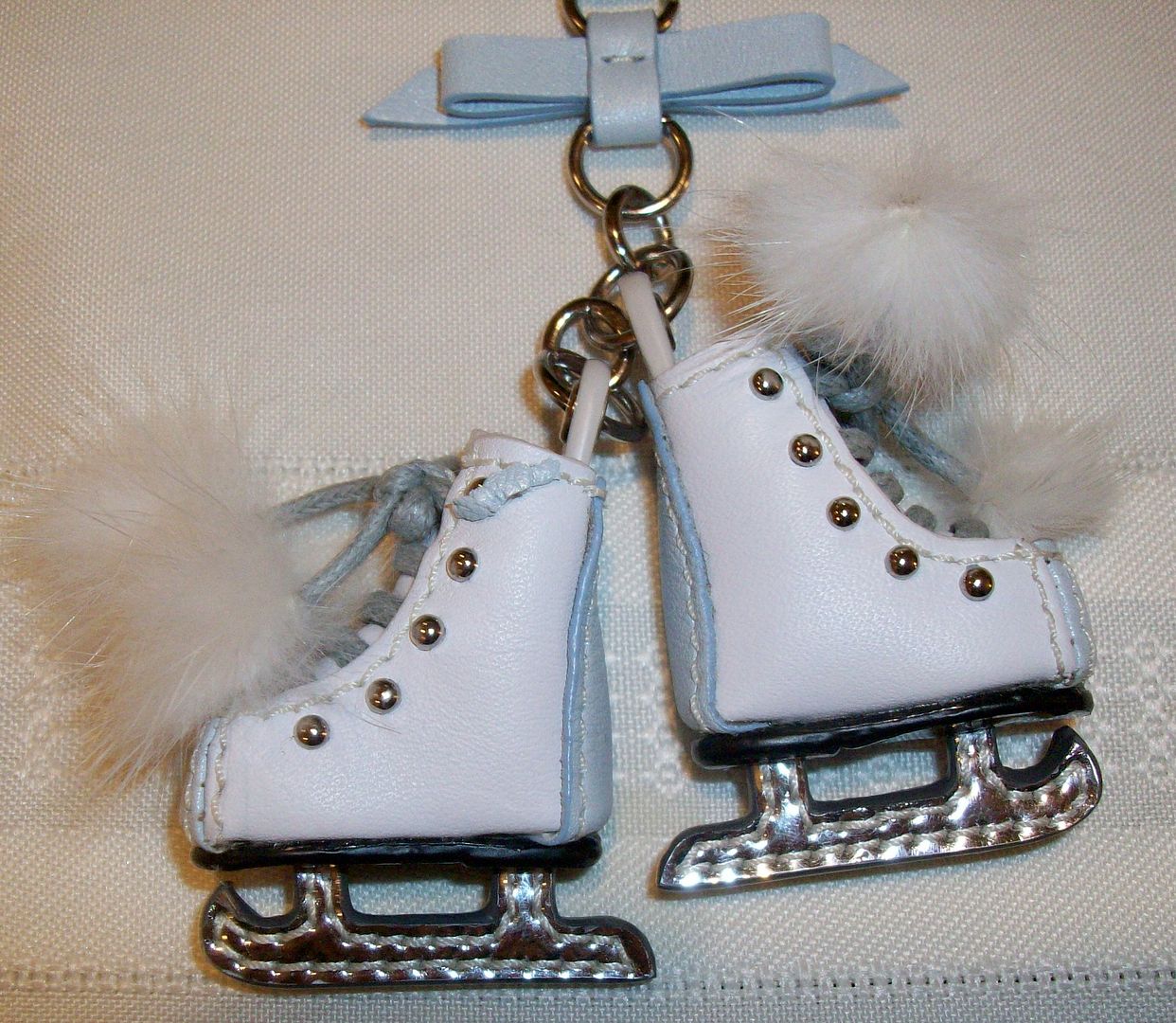 93013 leather ice skate charm front close