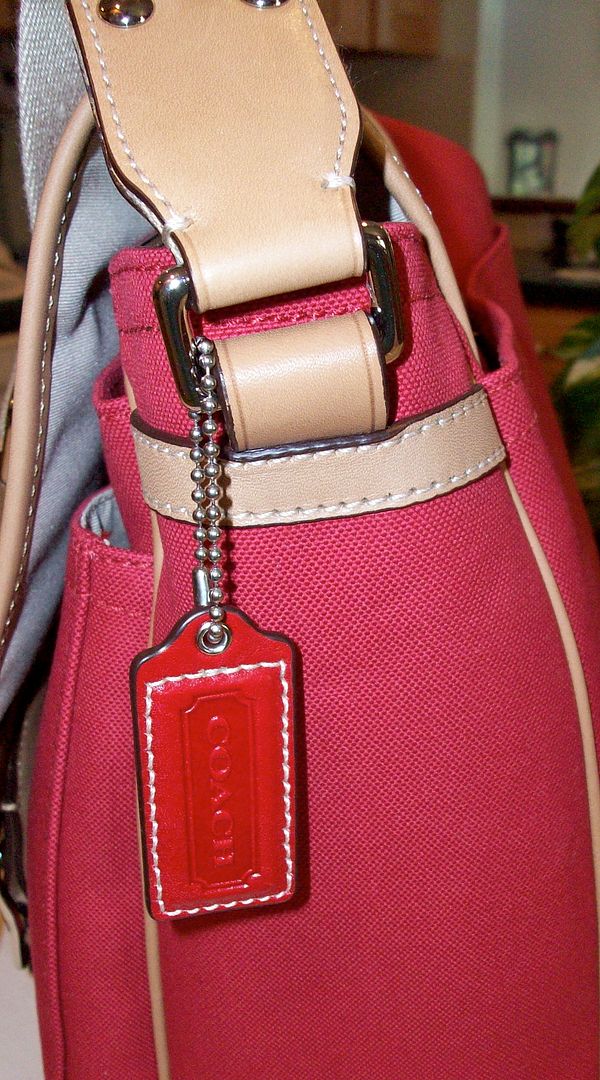 70201 voyage canvas messenger red hangtag