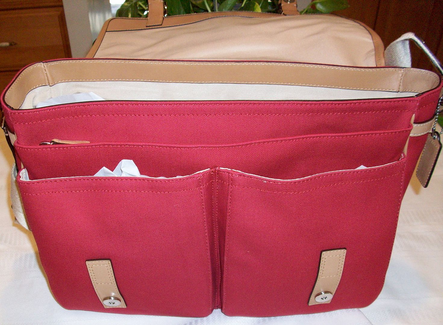 70201 voyage canvas messenger red front open