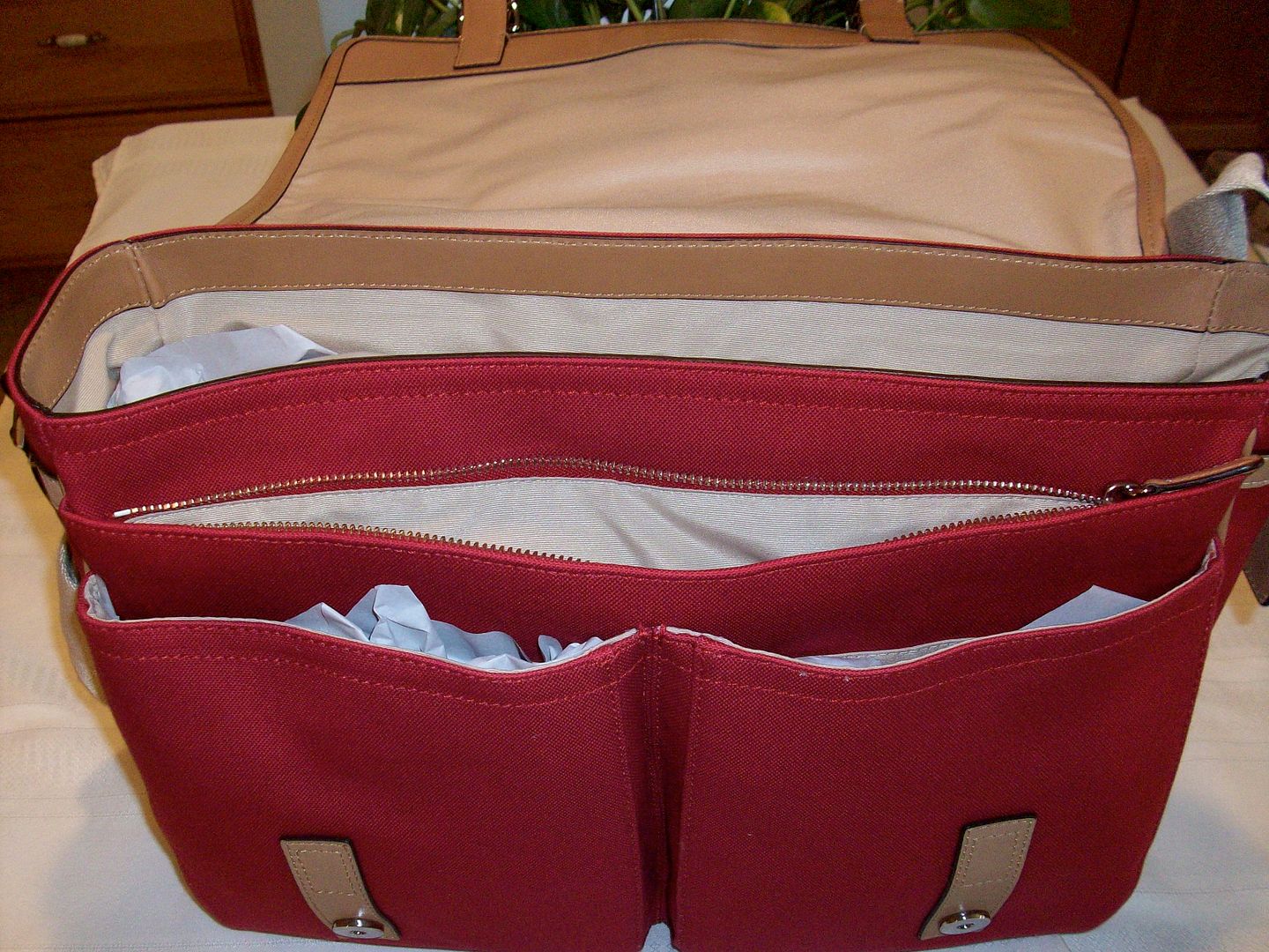 70201 voyage canvas messenger red front open