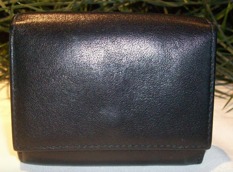  photo tumi black leather wallet 2_1.png