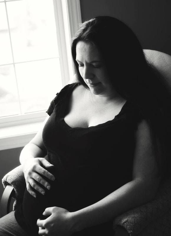 quiet moment,sweet,belly,beautiful belly,beautiful pregnant mom,lethbridg maternity photographer,pregnant